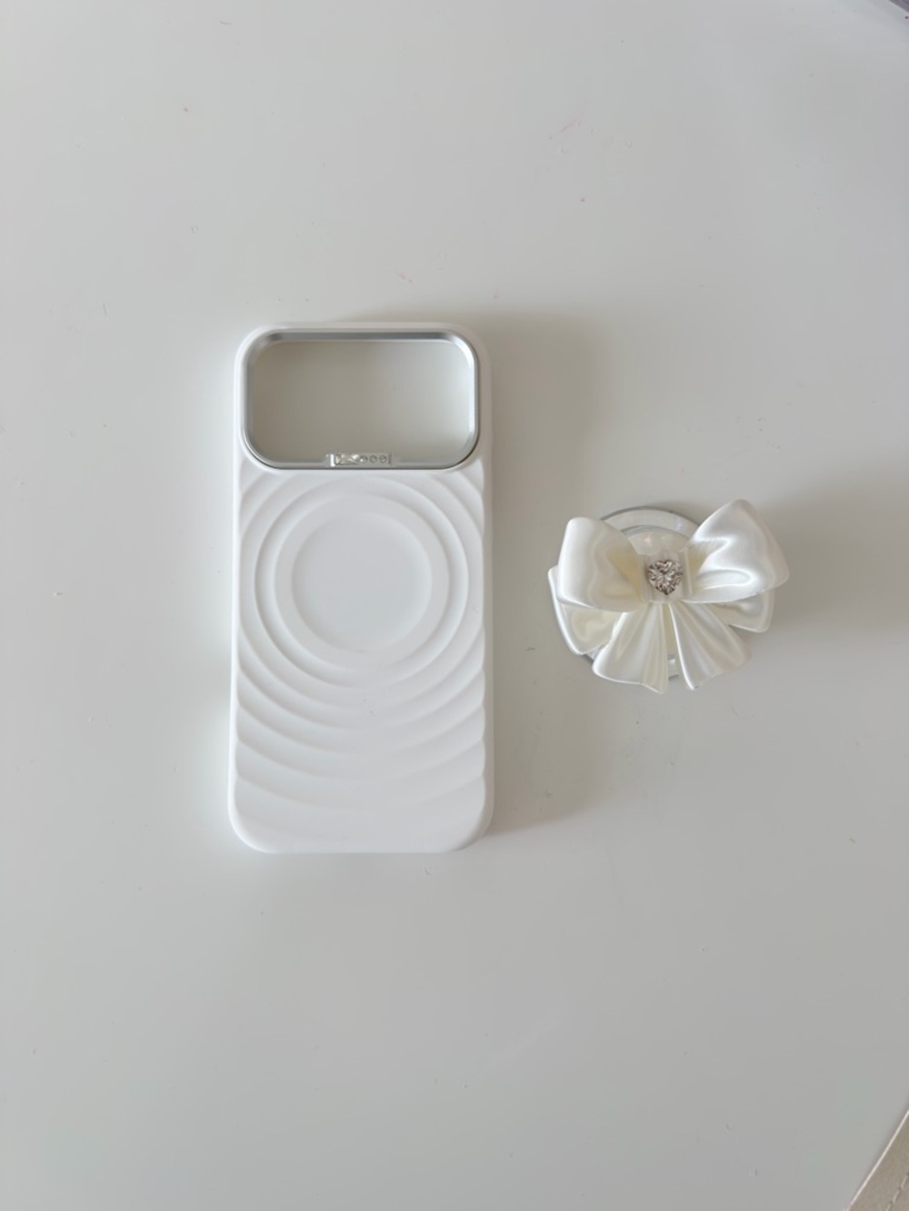 iPhone 17 Pro Max White Silicone Phone Grip Case with Decorative Bow Accessory